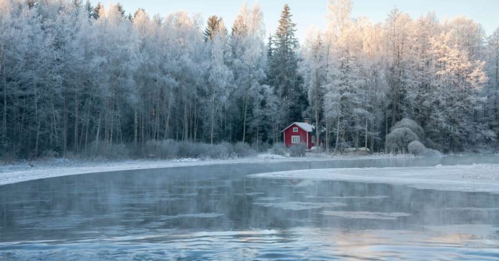 Sauna rote Holzhütte an einem See in finnischem Stil